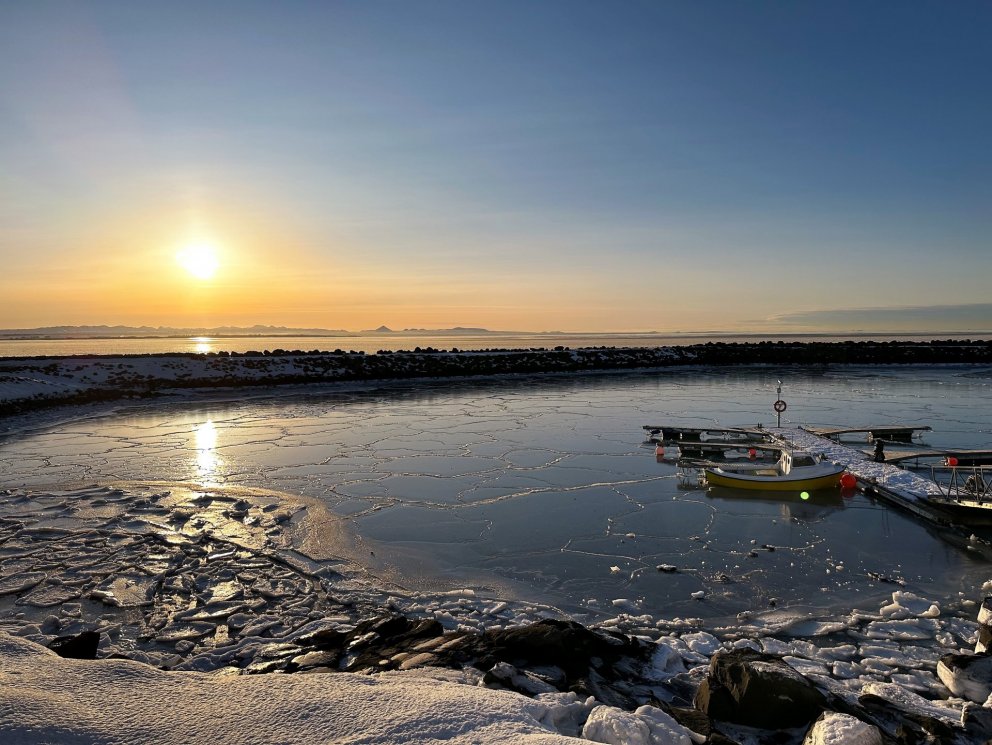 Það er sem listaverk glitrandi mynstrið á ísilögðum sjónum við Smábátahöfnina.