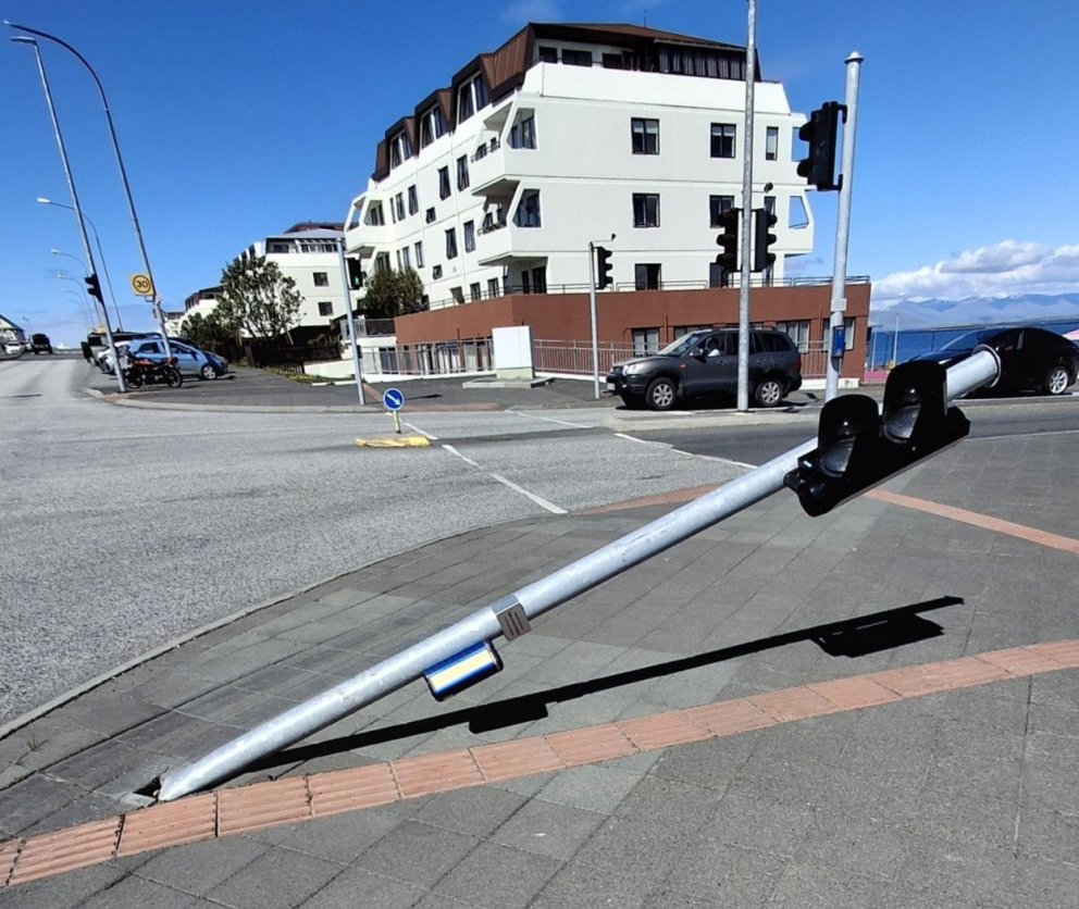 Tjón á umferðarljósum