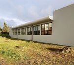 Viðbyggingin við Valhúsaskóla nýmáluð og lóðin öll snyrt