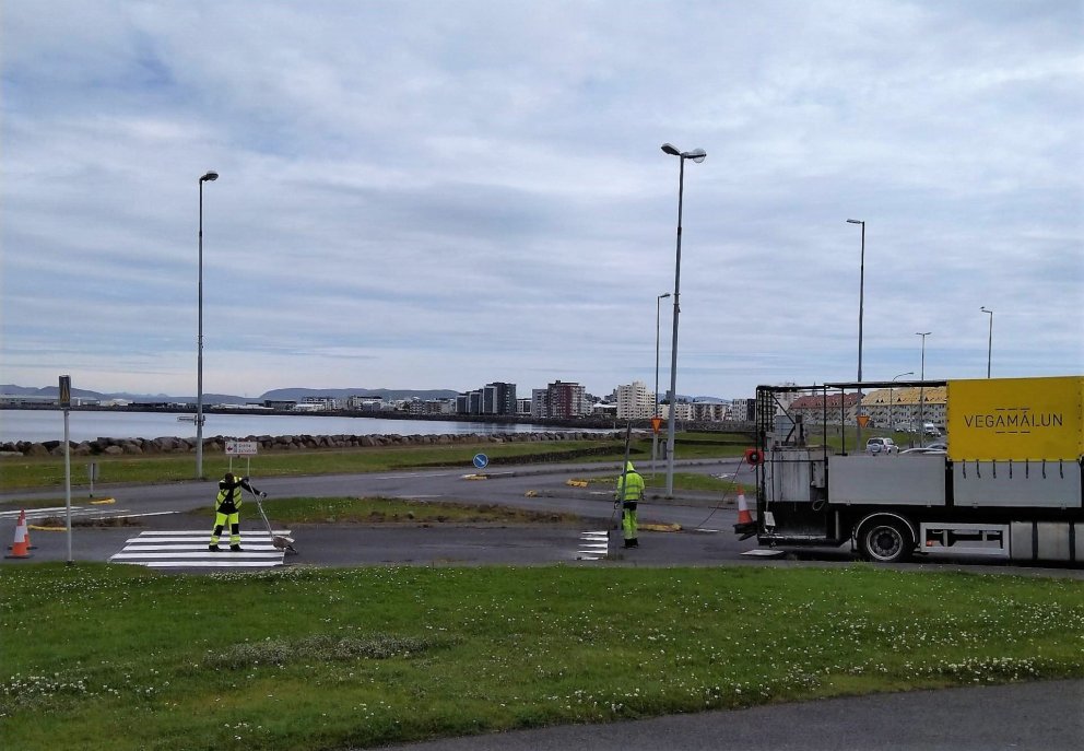 Málun yfirborðsmerkinga gatna í gangi