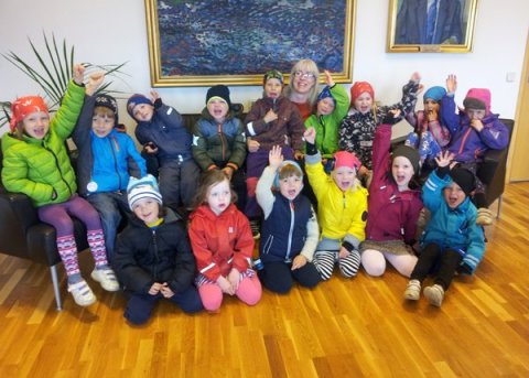 Útskriftarárgangur í heimsókn hjá bæjarstjóra
