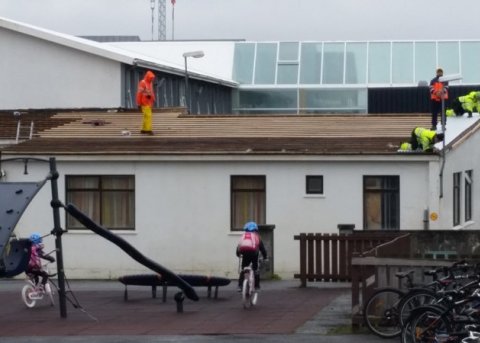 Nýtt þak á viðbyggingu við Mýró