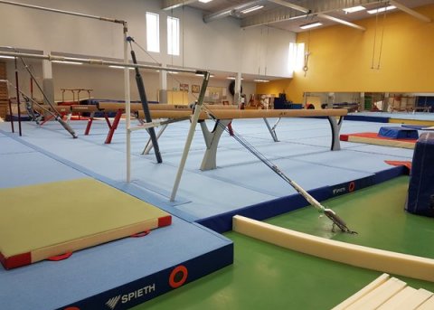 Nýjar dýnur í fimleikasal íþróttahússins