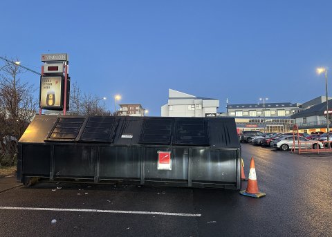 Gámur fyrir notaða flugelda á Eiðistorgi