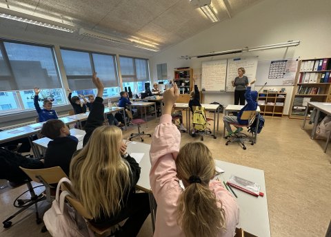 Nemendur í 5. bekk greiða atkvæði um tillögu á skólaþingi.