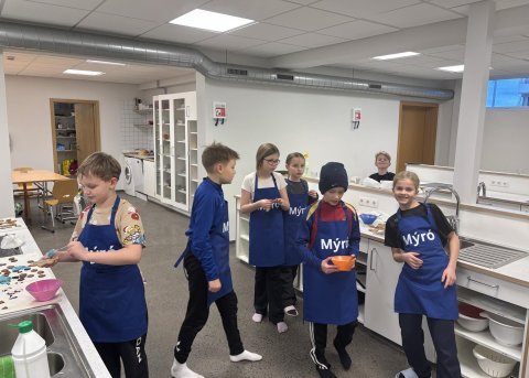 5. bekkur í heimilisfræði í vikunni. Öll með nýjar bláar svuntur sem skólinn var að eignast.
