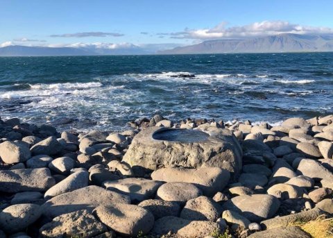 Vatn komið á ný í Bollastein, listaverk Ólafar Nordal við Kisuklappir