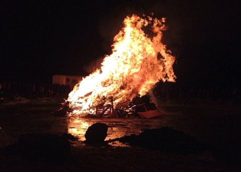 Fjölmenni á áramótabrennu