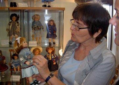 Handgerðar brúður eftir Rúnu Gísladóttur til sýnis