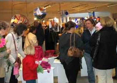 Fjölmenni við opnun handverkssýningar