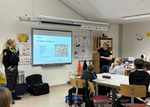 Samfélagslöggur í heimsókn Mýrarhúsaskóla