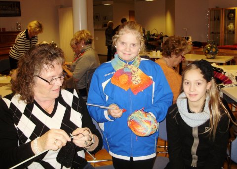 Ungir sem aldnir í handavinnu á Skólabraut 3-5