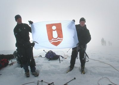 Bæjarfáninn blaktir á hæsta tindi landsins