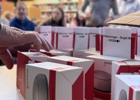 Slysavarnardeildin Varðan og slökkviliðsmaður heimsóttu 8.bekk