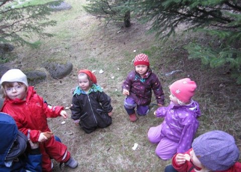 Leikskólabörnin í skógarferð