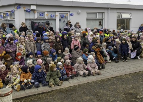 Ljósmynd tekin þann 9. apríl 2024 þegar að leikskólabörn sungu fyrir forsetahjónin Guðna og Elízu þe&hellip;