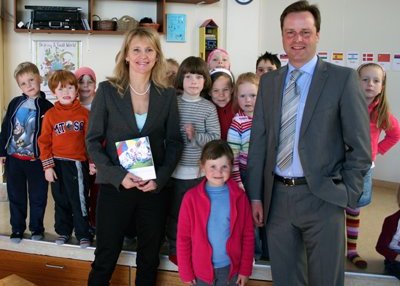 Menntamálaráðherra fær afhent fyrsta eintak af skólastefnu