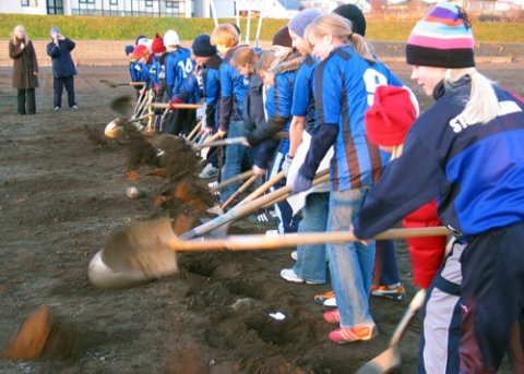 Fyrsta skóflustungan að nýjum gervigrasvelli
