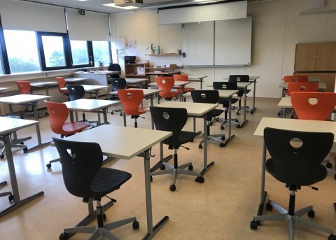 Húsgögn nemenda í Valhúsaskóla endurnýjuð