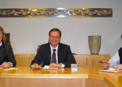 Lóðasamningur við ÍAV undirritaður