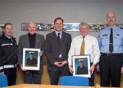 Lögreglunni afhentar myndir