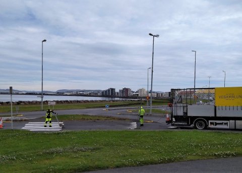 Málun yfirborðsmerkinga gatna í gangi
